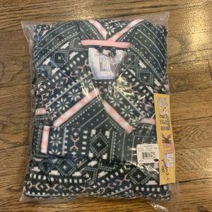 NWT Muk Luks soft robe in pink fairisle